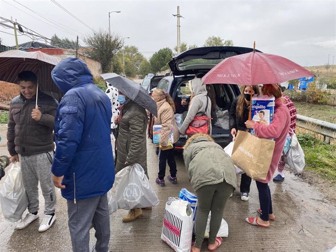 Fundación Madrina reparte alimentos y productos de higiene a familias afectadas por la pandemia y el apagón de la Cañada Real Galiana