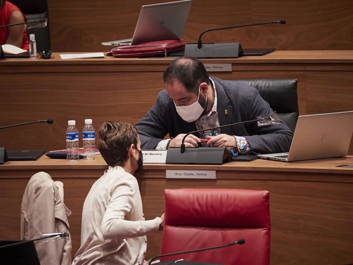 La presidenta del Gobierno de Navarra, María Chivite, habla con el portavoz del PSN, Ramón Alzórriz, en un pleno del Parlamento de Navarra.