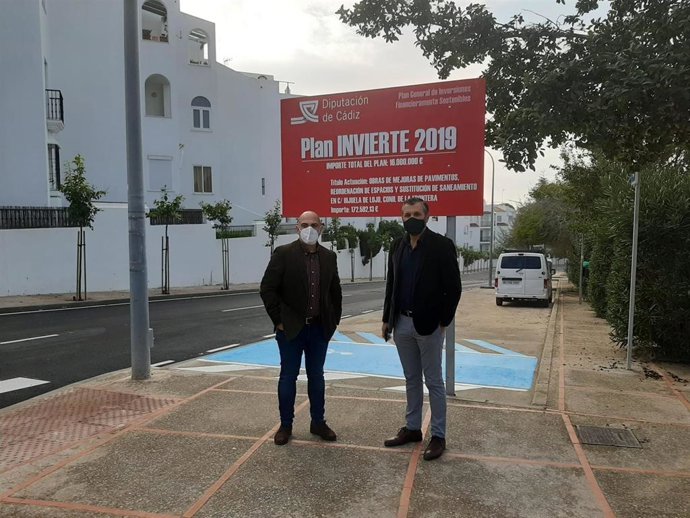 Chacón y Bermúdez revisando obras del Plan Invierte de Diputación en Conil