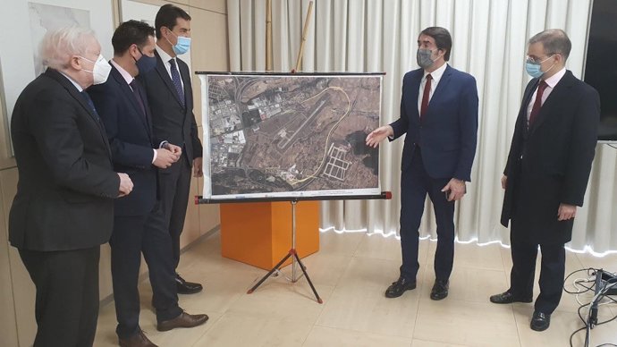 Ibáñez y Suárez-Quiñones presentan el proyecto de acceso ferroviario al puerto seco de Burgos.