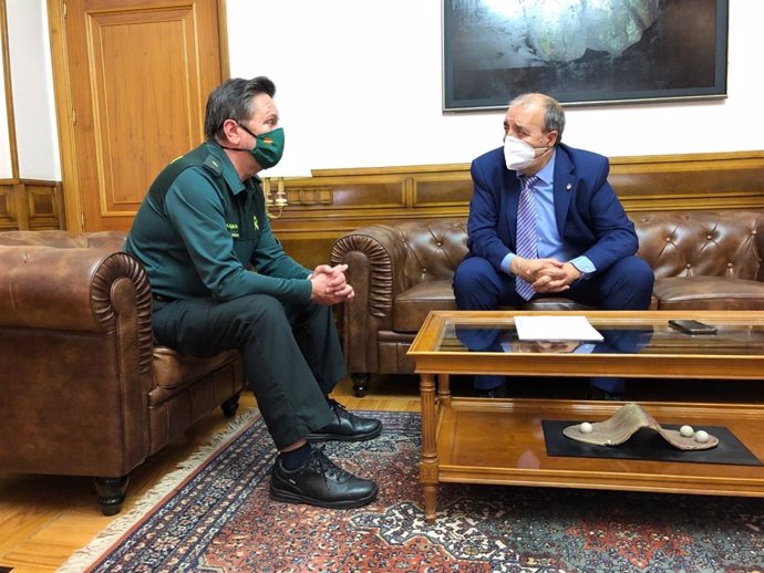 El presidente de la DPT, Manuel Rando, y el comandante Jefe Interino de la Guardia Civil en la provincia, José Miranda.