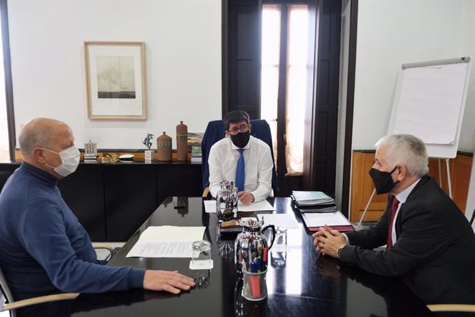 Javier Imbroda (i.), Juan Marín (c.) y José Antonio Funes (d.), este lunes