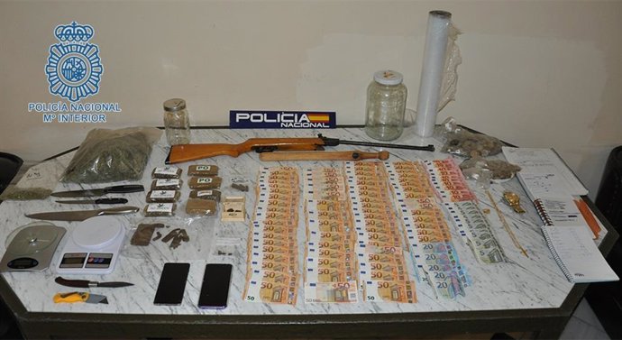 [Sevilla] Nota De Prensa "La Policía Nacional Detiene A Cinco Personas Y Desarticula Dos Puntos De Venta De Drogas En Morón De La Frontera"