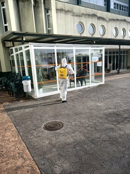 La Unidad Militar de Emergencias (UME) realiza tareas de desinfección en una residencia