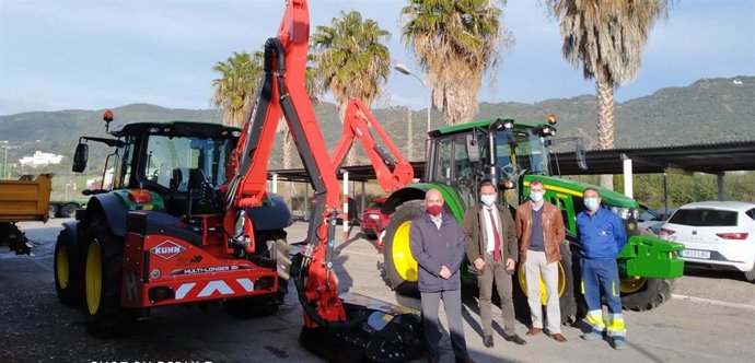El delegado de Medio Natural y Carreteras de la Diputación de Córdoba, Francisco Palomares (segundo por la izda.), junto a los vehículos adquiridos.