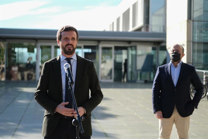 El presidente del PP, Pablo Casado (I), interviene durante su visita al Instituto Catalán de Investigación Científica en Tarragona, acompañado del presidente del PPC, Alejandro Fernández (D), en Tarragona, Catalunya (España), a 21 de diciembre de 2020.