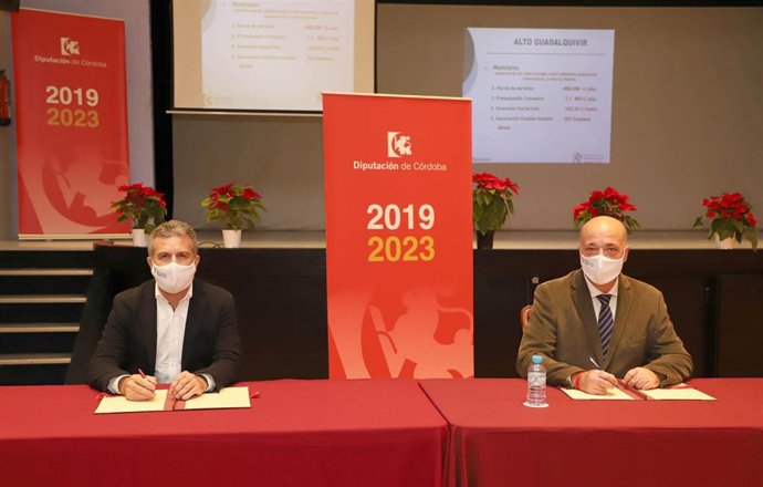 El presidente de la Diputación de Córdoba, Antonio Ruiz (dcha.), y el presidente del IPBS, Francisco Ángel Sánchez, durante la firma de las adendas para el Servicio de Ayuda a Domicilio.