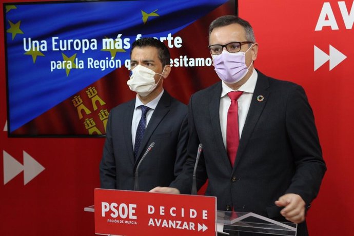 El secretario general del PSRM y portavoz del Grupo Parlamentario Socialista, Diego Conesa, y el diputado europeo Marcos Ros