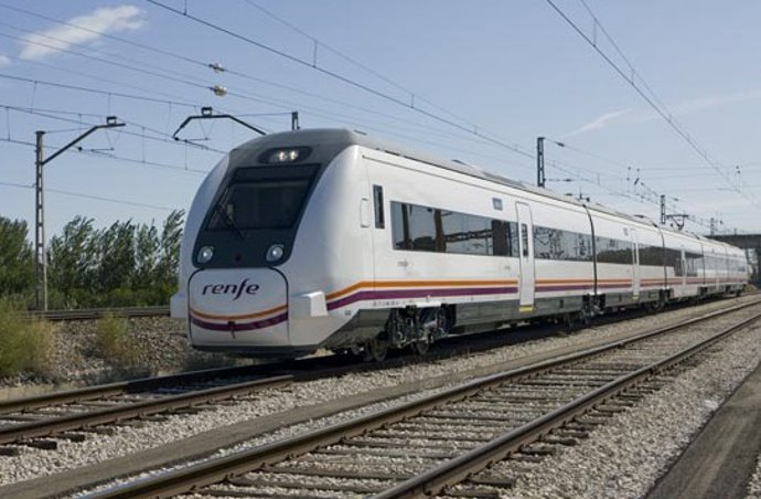 Tren de media distancia en una imagen de archivo