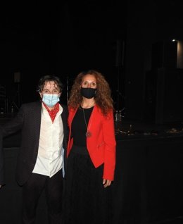 L;a portavoz de Cs en el Ayuntamiento de Alcalá de Guadaíra, Rosa Carro, y el bailaor alcalareño Javier Barón.