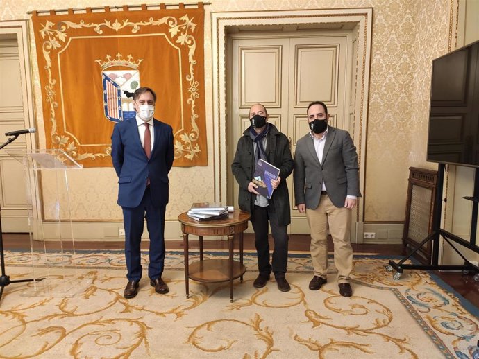 El alcalde de Salamanca (I) junto a el coordinador del libro, Carlos Macarro, y el concejal de Fomento, Daniel Llanos.