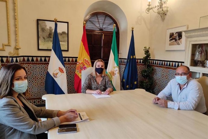 Reunión  de la alcaldesa de Alcalá de Guadaíra, Ana Isabel Jiménez, con responsables del sector del taxi y comercio ambulante.