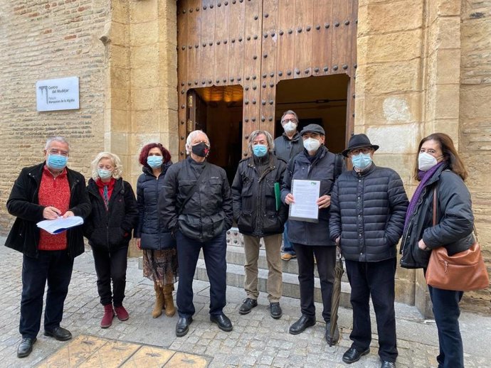 Los miembros del colectivo tras formalizar su reclamación