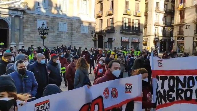 Protesta de los trabajadores del Metro de Barcelona ante el Ayuntamiento