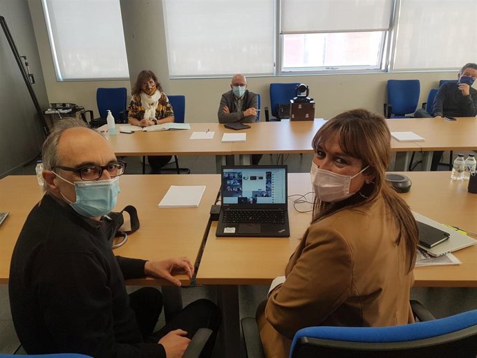 Sira Repollés y el director general de Derechos de los Usuarios, Juan Coll, en el Consejo de Salud de Aragón.