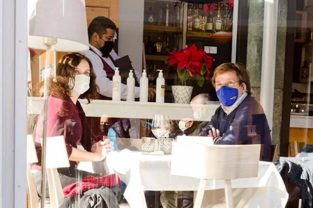 La presidenta regional, Isabel Díaz Ayuso, y el alcalde de Madrid, José Luis Martínez-Almeida, comen en el Café Gijón