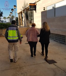 La detenida, acompañada por los agentes tras el arresto.