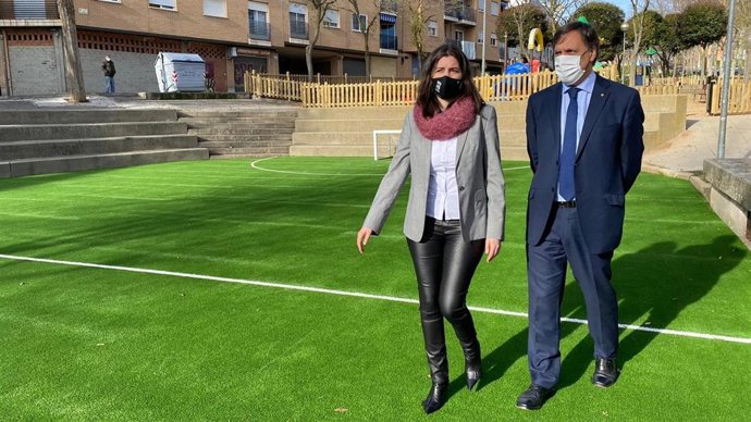 La edil Myriam Rodríguez (i) y el alcalde de Salamanca, Carlos García Carbayo (d), en el bulevar de la calle Alfareros