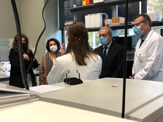 El consejero de Transformación Económica, Rogelio Velasco, este lunes durante su visita al Instituto de Biomedicina de Sevilla.