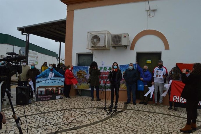 Momento de la protesta en la estación de trenes de Pedrera
