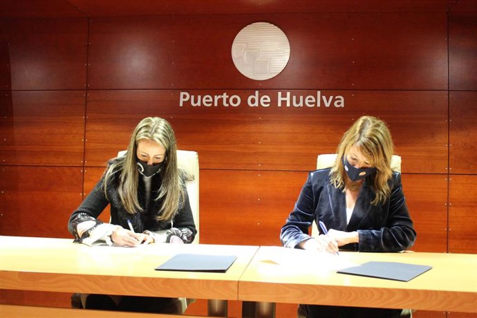 La delegada de la Junta de Andalucía en Huelva, Bella Verano, y la presidenta de la Autoridad Portuaria de Huelva, Pilar Miranda.