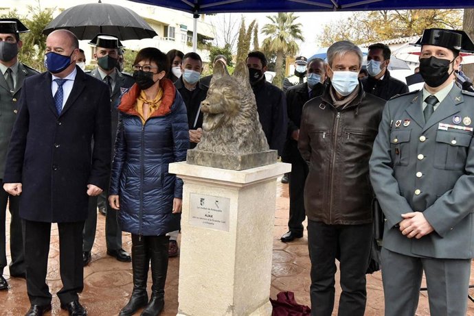 Acto de inauguración de la escultura homenaje al perro de la Guardia Civil 'Ajax' en Antequera