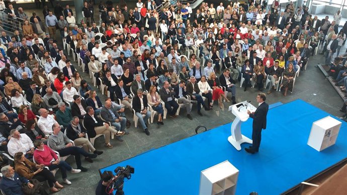 El presidente de la Xunta de Galicia, Alberto Núñez Feijóo; interviene en el acto de entrega a los carnets a nuevos afiliados del PP en Vigo. 