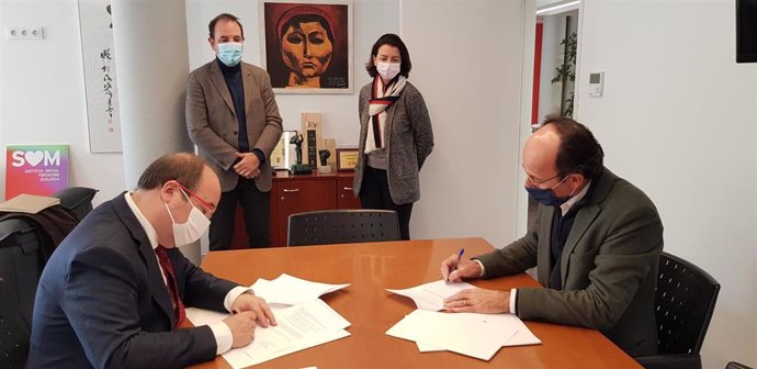 Miquel Iceta y Oriol Molins firman el pacto entre el PSC y Units per Avanar acompañados de Ramon Espadaler y Eva Granados.