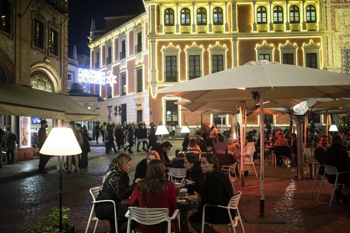 Varias personas en la terraza de un bar 
