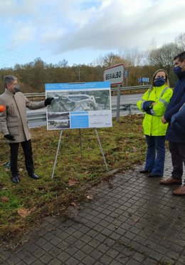 La conselleira Ethel Vázquez visita carretera OU-105