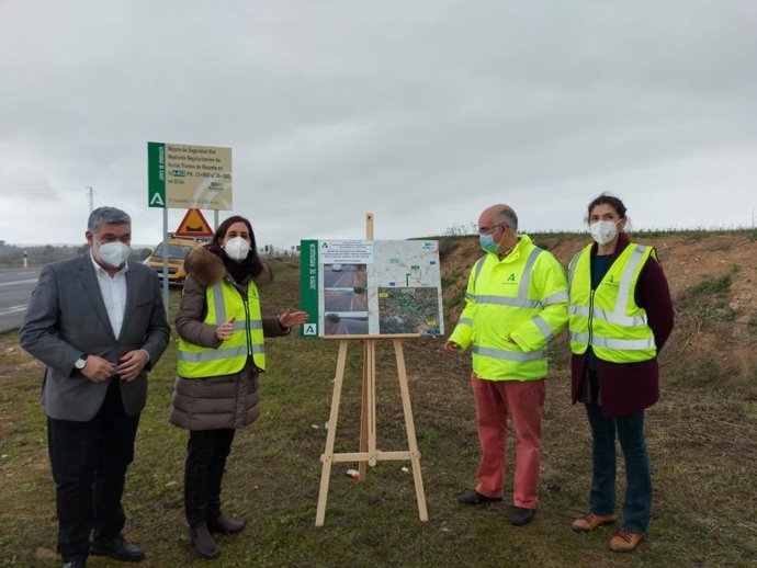 Cayuelas visita las obras de mejora en la vía que une Écija y Palma del Río