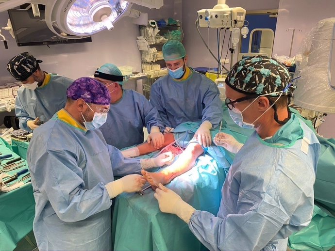 Expertos en traumatología de Grupo IHP han realizado con éxito la operación de implantación de un clavo por fuera del hueso.