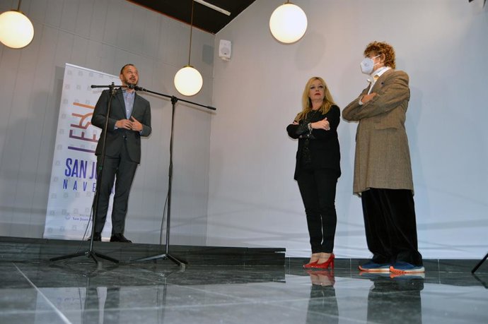 El vicepresidente primero del Congreso y diputado del PSOE por Sevilla, Alfonso Rodríguez Gómez de Celis, visita la Fundación Jesús Quintero, junto a la alcaldesa de la localidad, Rocío Cárdenas, y el periodista.