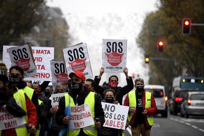 Hosteleros gallegos en su llegada a la capital, en Madrid (España), a 21 de diciembre de 2020. El objetivo de los peregrinos es realizar una ronda de contactos con los distintos grupos parlamentarios para explicar la realidad que vive el sector y la nec