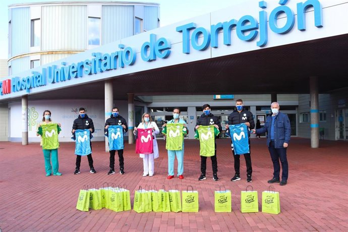 Los niños hospitalizados en el Hospital Universitario de Torrejón reciben una donación de camisetas del Inter Movistar Torrejón