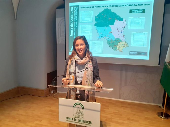 La delegada de Fomento, Infraestructuras y Ordenación del Territorio, Cristina Casanueva, en rueda de prensa
