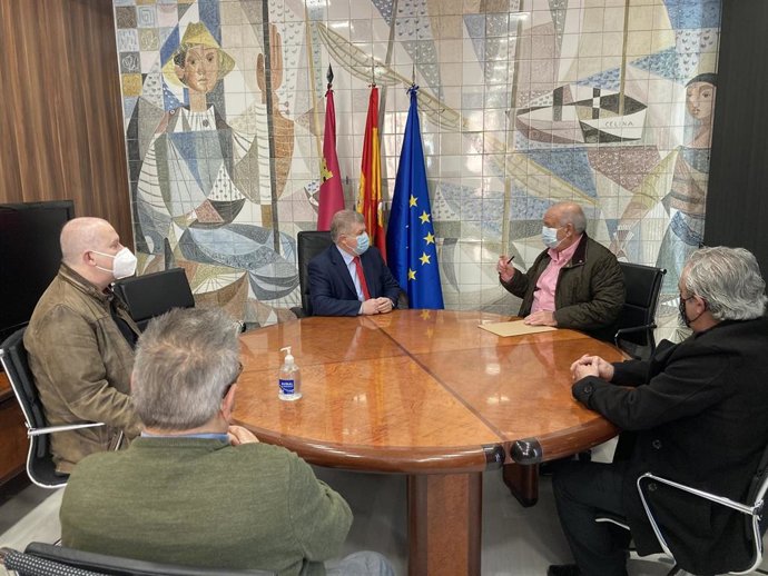 El delegado del Gobierno, José Vélez, reunido con representantes vecinales de Barriomar