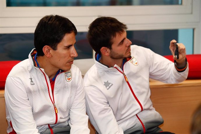  Adolfo Acosta (izda) junto a su compañero de la selección de fútbol-5 para ciegos Sergio Rodríguez en un acto 