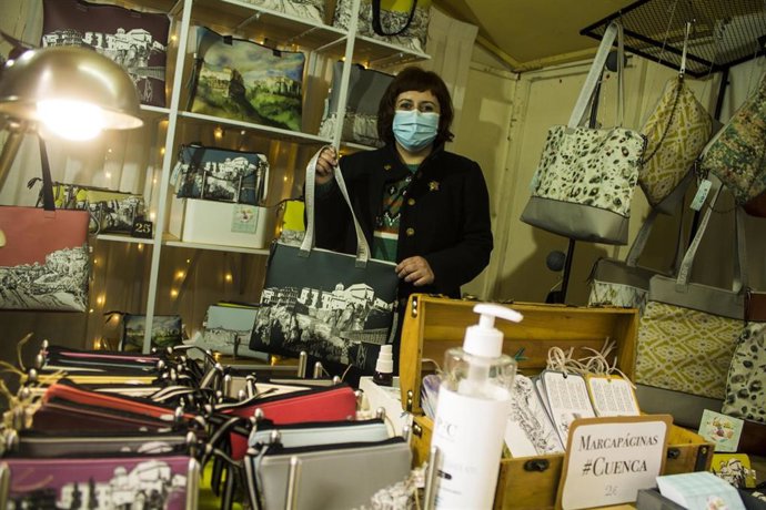 Martina Handmade lleva Cuenca a sus diseños de bolsos, monederos o fundas de gafas