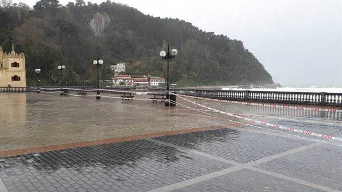 La zona de Munoa y el malecón en Zarautz permanecen cerrados por el temporal de oleaje