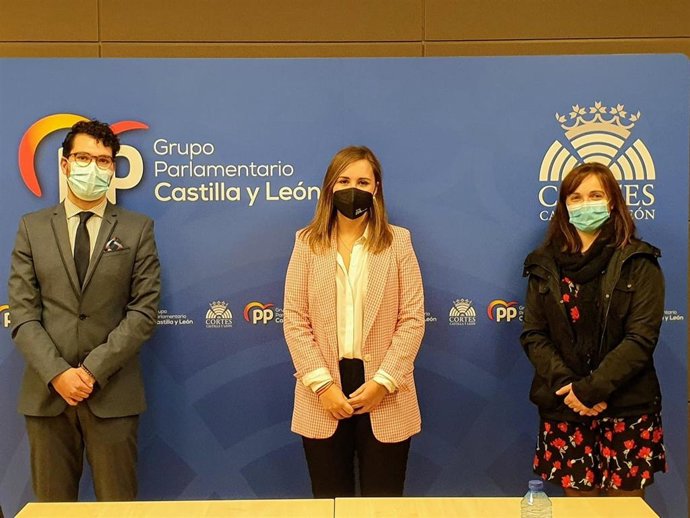 En la foto, de izquierda a derecha: Saúl N. Amado, portavoz PP Mojado;, Noemí Rojo, procuradora PP Cortes CyL, y Beatriz Rodríguez, concejal PP Mojados.