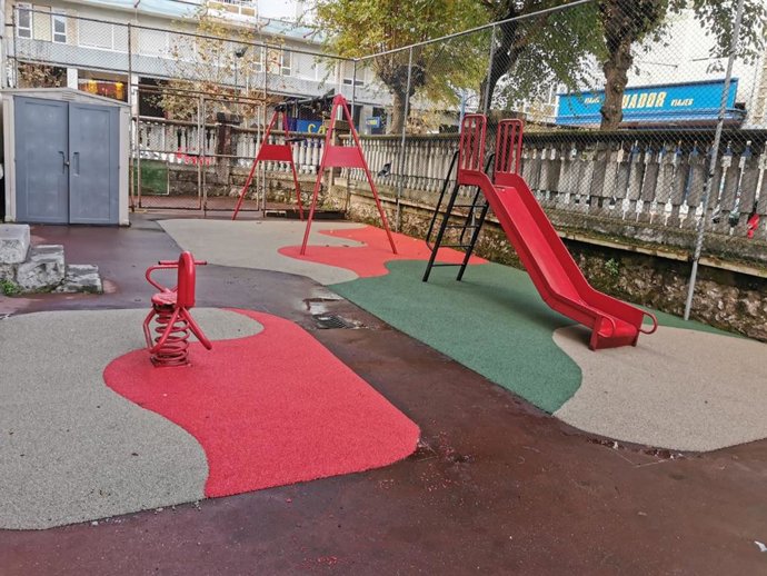 Parques infantiles en colegios de Laredo