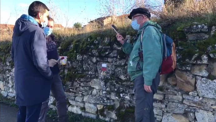 El diputado de Medioambiente de la Diputación de Guadalajara, Héctor Gregorio, en el sendero GR-60 de la Sierra Norte de Guadalajara en Tamajón