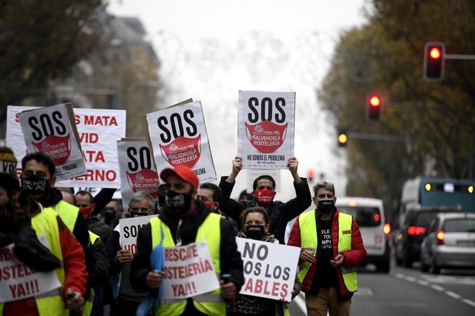 Hosteleros gallegos en su llegada a Madrid para pedir ayudas para la hostelería  