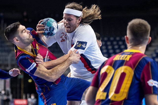 La defensa del FC Barcelona frena al danés Mikkel Hansen durante la semifinal ante el PSG de la 'Final a Cuatro' de la Liga de Campeones de balonmano 2020 Photo: Marius Becker/dpa