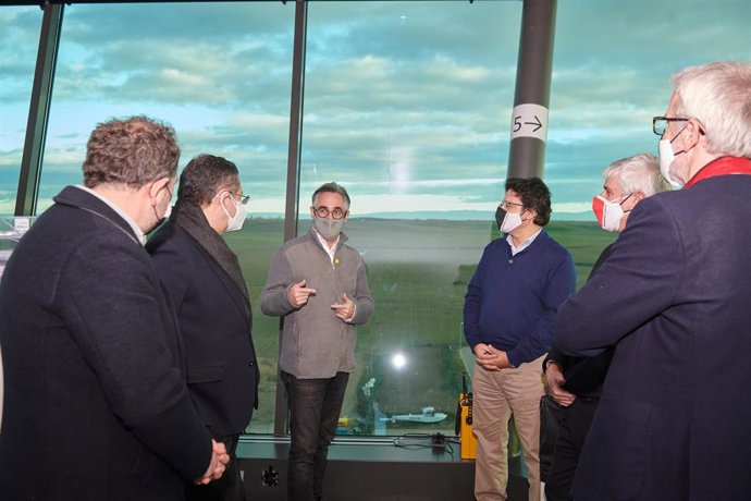 El conseller Ramon Tremosa, este lunes, en el aeropuerto Lleida-Alguaire.