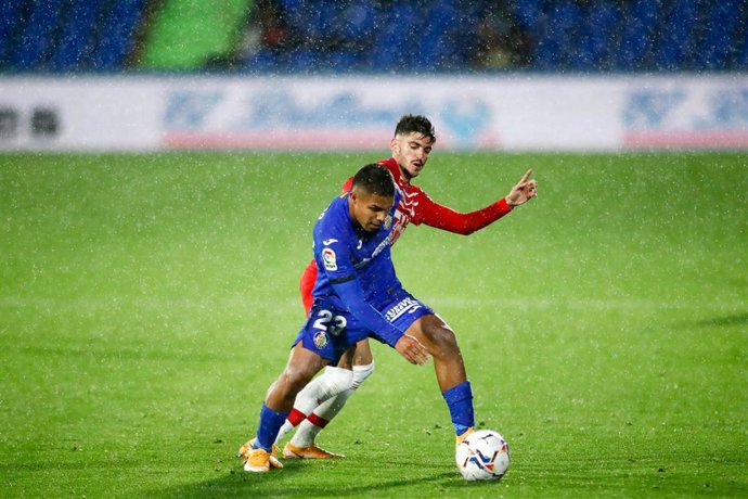 Cucho Hernández en una acción del Getafe-Granada
