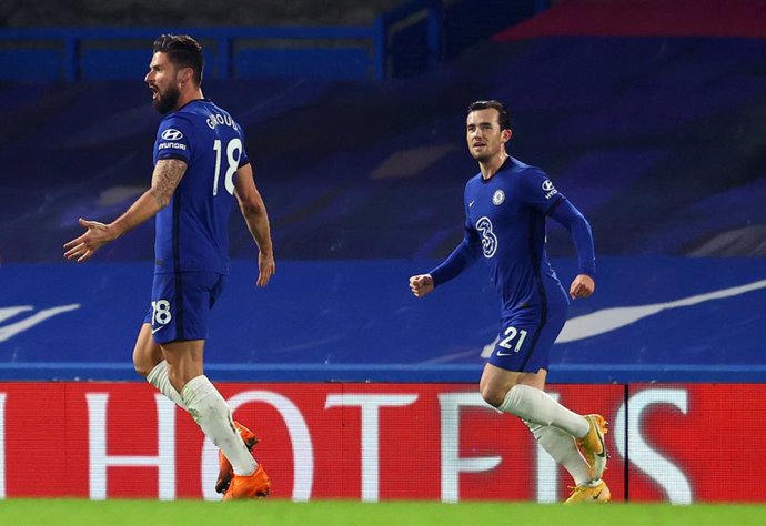28 December 2020, England, London: Chelsea's Olivier Giroud (L) celebrates scoring the opening goal with teammate Ben Chilwell during the English Premier League soccer match between Chelsea and Aston Villa at Stamford Bridge. Photo: Richard Heathcote/PA