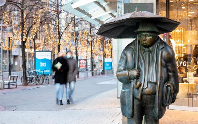 Dos personas con mascarilla por el coronavirus en el centro de Hanóver, Alemania