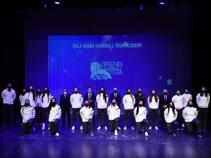 Foto de familia de la presentación del Arena Handball Tour Academy de balonmano playa
